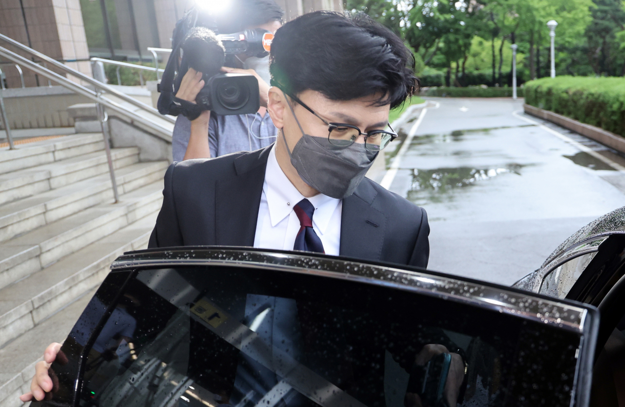 한동훈 법무부 장관이 지난 27일 오후 기자들의 질문에 답한 후 과천청사를 나서고 있다. 법무부는 이날 검찰 수사권 제한 법에 대한 권한쟁의심판을 헌법재판소에 청구하기로 했다. [연합]