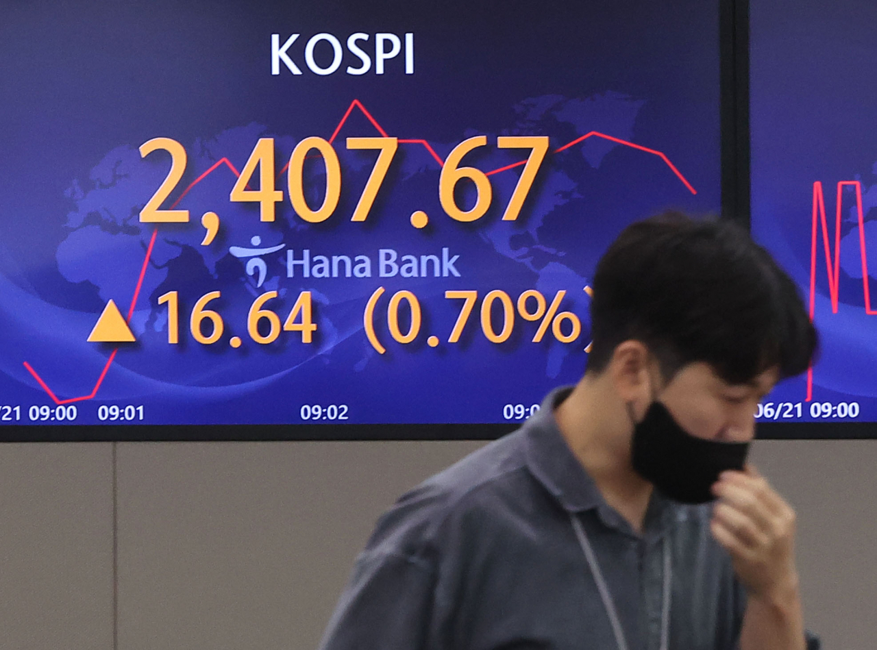 An electronic board showing the Korea Composite Stock Price Index (Kospi) at a dealing room of the Hana Bank headquarters in Seoul on Tuesday. (Yonhap)