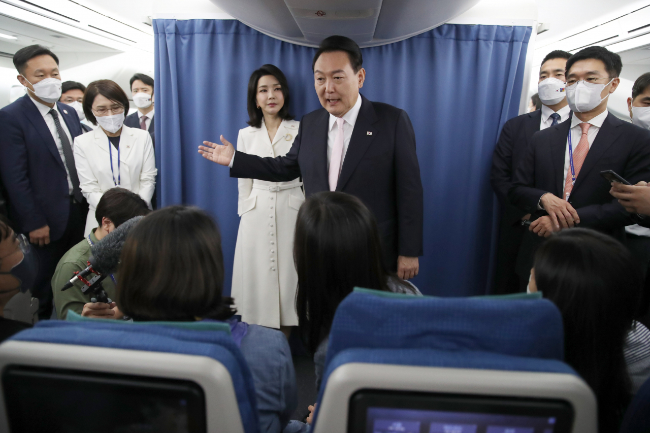 윤석열 대통령과 김건희 여사가 27일(현지시간) 스페인 마드리드로 향하는 공군 1호기 기내에서 취재진을 만나 질문에 답하고 있다. [연합]