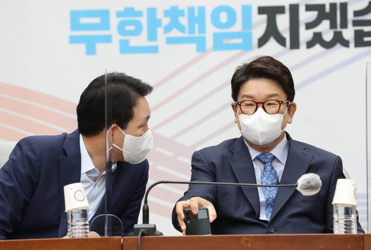 국민의힘 권성동 원내대표와 성일종 정책위의장이 28일 오전 서울 여의도 국회에서 열린 원내대책회의에서 대화하고 있다. [연합]
