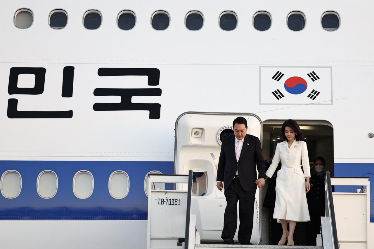 윤석열 대통령과 김건희 여사가 북대서양조약기구(나토) 정상회의 참석을 위해 27일(현지시간) 스페인 마드리드 바라하스 국제공항에 도착, 공군 1호기에서 내리고 있다. [연합]
