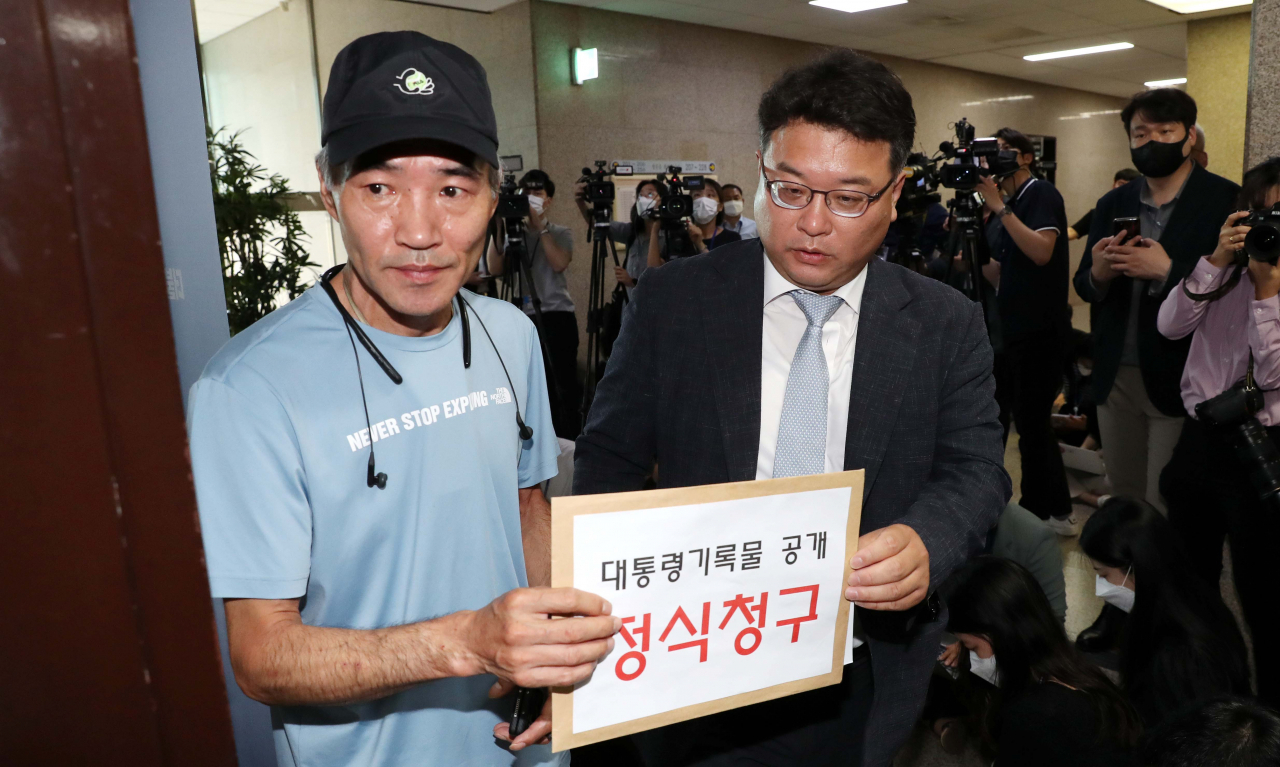 2020년 9월 서해상에서 북한군에 사살된 해양수산부 공무원 이대준 씨의 형 이래진(왼쪽) 씨와 유족의 법률대리인인 김기윤 변호사가 지난 27일 오전 우상호 더불어민주당 비상대책위원장과 면담을 위해 당대표실로 들어가고있다. [연합]