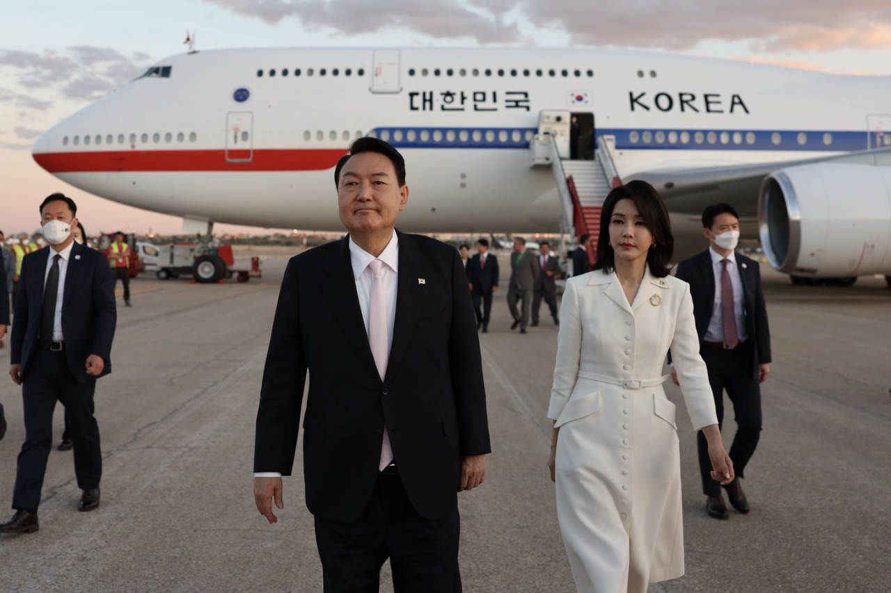 윤석열 대통령과 김건희 여사가 북대서양조약기구(NATO·나토) 정상회의 참석을 위해 27일(현지시간) 스페인 마드리드 바라하스 국제공항에 도착, 이동하고 있다. [연합]