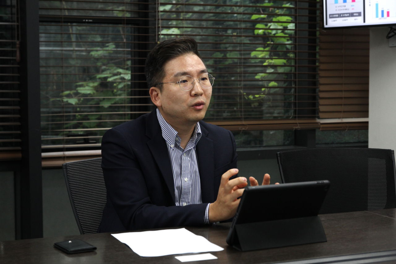 CJ온스타일이 라이브커머스 강자로 떠오르고 있다. 라이브커머스 채널인 ‘라이브쇼’의 총 주문금액은 지난달 말 1000억 원을 돌파했다. 성동훈 경영리더(이커머스 사업부장)가 27일 지난 1년간 라이브커머스 성과에 대해 설명하고 있다.[CJ온스타일 제공]