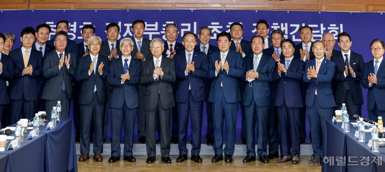 추경호 경제부총리 겸 기획재정부 장관과 손경식 한국경영자총협회 회장을 비롯한 주요기업 CEO들이 28일 서울 마포구 한국경영자총협회에서 열린 '경제부총리 초청 정책간담회'에 참석해 사진촬영 하고 있다. 임세준 기자