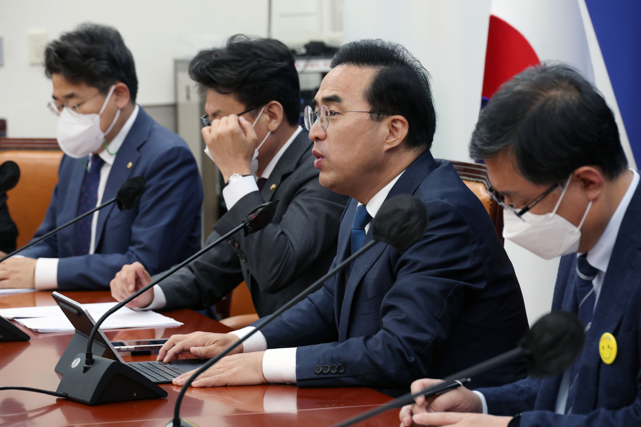 더불어민주당 박홍근 원내대표가 28일 오전 국회에서 열린 원내대책회의에서 발언하고 있다. [연합]