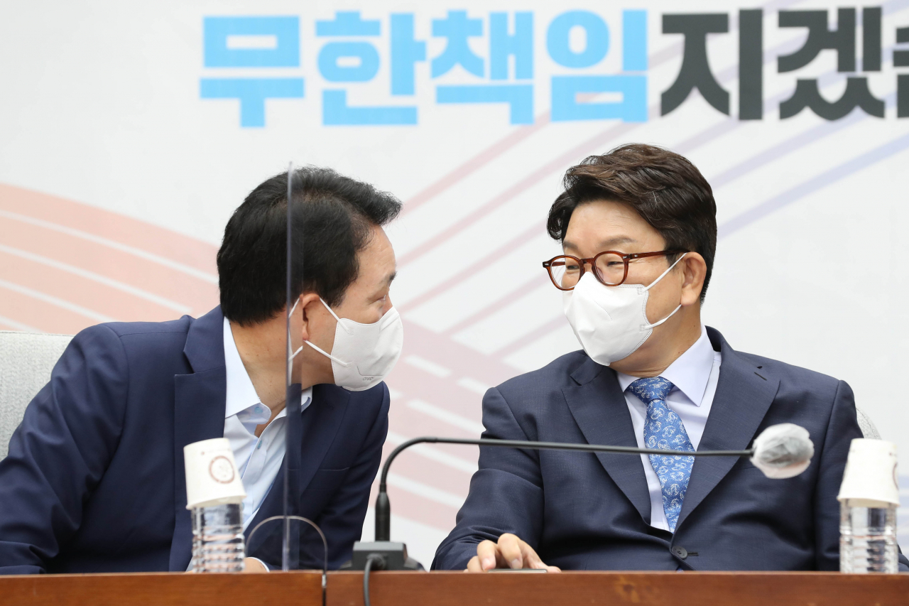 국민의힘 권성동 원내대표와 성일종 정책위의장이 28일 오전 서울 여의도 국회에서 열린 원내대책회의에서 대화하고 있다. [연합]