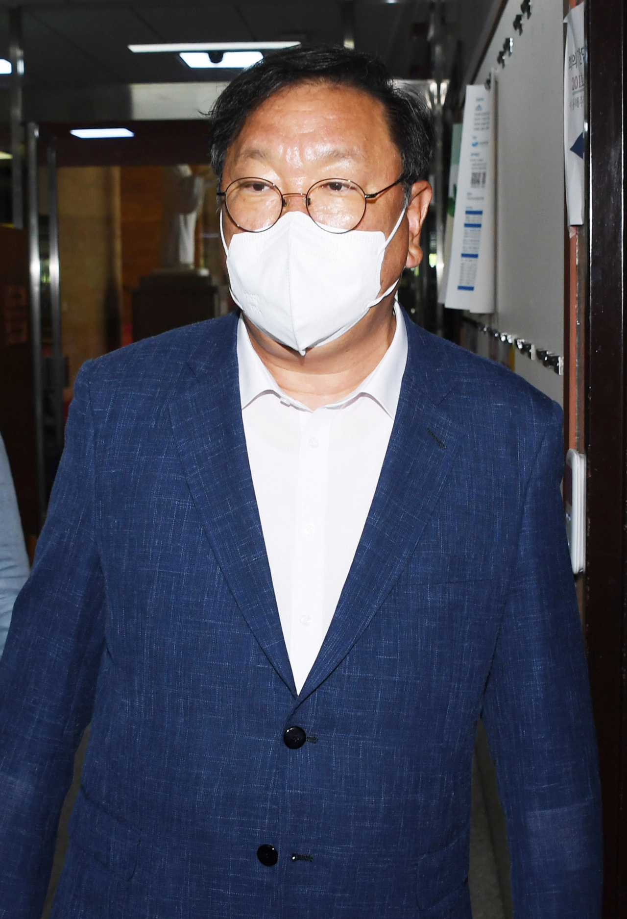 더불어민주당 김태년 의원이 지난 3일 오전 서울 여의도 국회에서 열린 원내대표-4선 중진의원 간담회에 참석하고 있다. [연합]