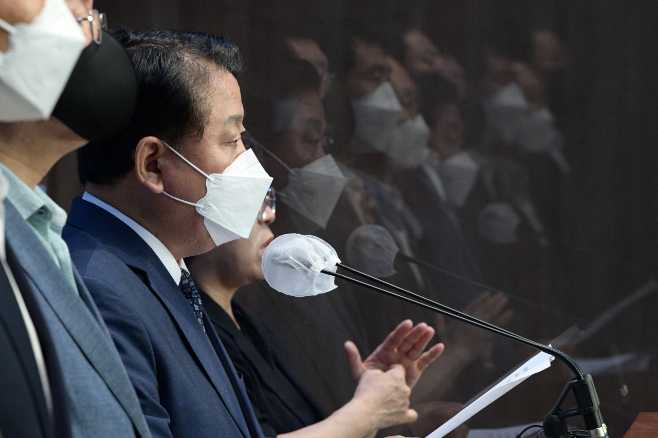 더불어민주당 소속 전반기 국방위원회 김병주 의원이 20일 오전 서울 여의도 국회에서 기자회견을 열고 과거 서해 피살 공무원의 월북 사실과 관련해 입장을 밝히고 있다. [연합]