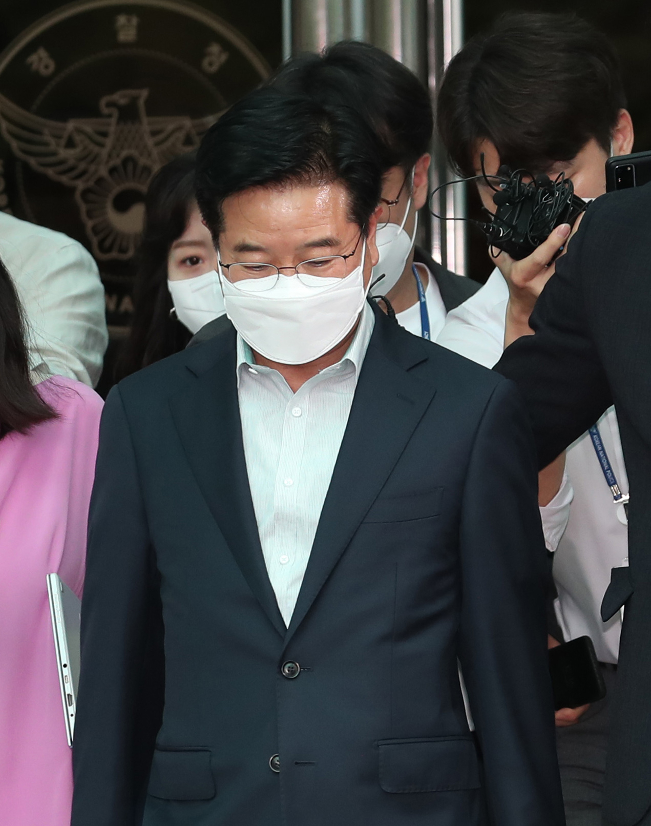 김창룡 경찰청장이 지난 27일 오전 서울 서대문구 경찰청 브리핑실에서 사의 입장을 발표한 뒤 경찰청을 나서고 있다. [연합]