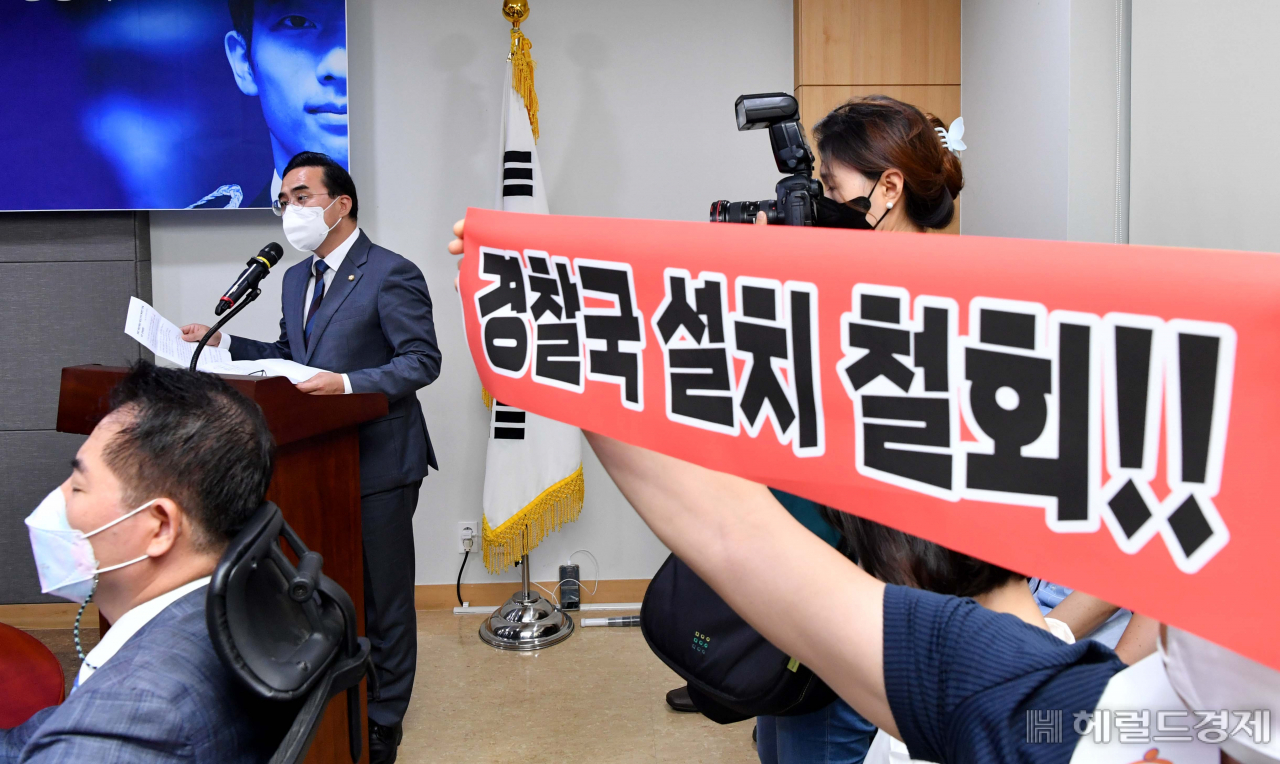 박홍근 더불어민주당 원내대표가 지난 27일 국회의원회관에서 열린 ‘경찰의 중립성·독립성 확보와 민주적 통제방안 마련을 위한 정책 토론회’에서 격려사를 하고 있다. 이상섭 기자