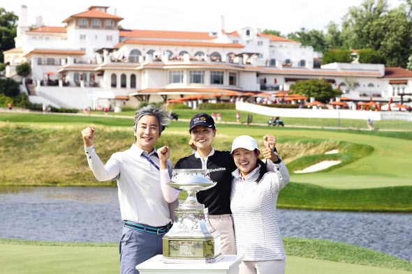 전인지를 10년 넘게 지도하고 있는 박원 코치(왼쪽)가 27일 전인지의 KPMG 위민스 PGA 챔피언십 우승 후 함께 포즈를 취하고 있다. [AFP]