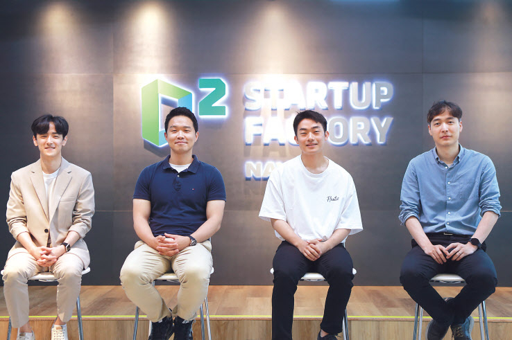 네이버 D2SF는 28일 서울 강남구 네이버 D2SF 오피스에서 미디어 밋업 행사를 열고 AI 스타트업 2곳에 신규 투자했다고 밝혔다. 네이버 D2SF가 투자한 다양한 스타트업의 대표들. (왼쪽부터) 김형준 스퀴즈비츠 대표, 조호진 젠젠AI 대표, 이찬 플로틱 대표, 신헌섭 세이프틱스 대표 [네이버 제공]