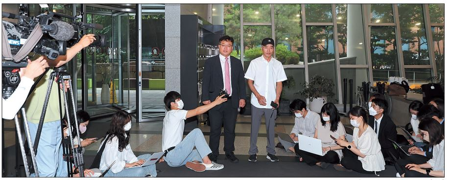 서해상에서 북한군에 피살된 해양수산부 공무원 고(故) 이대준 씨의 형 이래진 씨(오른쪽)와 법률대리인 김기윤 변호사가 28일 오전 서울유엔인권사무소 출입문 앞에서 발언하고 있다. [연합]