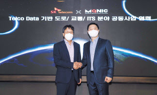 서울 을지로 SK T타워에서 진행된 SK텔레콤과 엠큐닉의 업무협약식에서 장홍성 SK텔레콤 광고/Data CO담당(오른쪽)과 유승모 엠큐닉 대표이사가 기념사진을 찍고 있다. [SK텔레콤 제공]