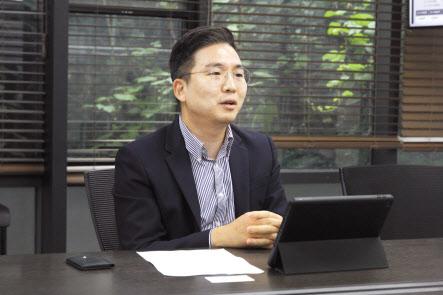 CJ온스타일이 라이브커머스 강자로 떠오르고 있다. 라이브커머스 채널인 ‘라이브쇼’의 총 주문금액은 지난달 말 1000억 원을 돌파했다. 성동훈 경영리더(이커머스 사업부장)가 27일 지난 1년간 라이브커머스 성과에 대해 설명하고 있다. [CJ온스타일 제공]