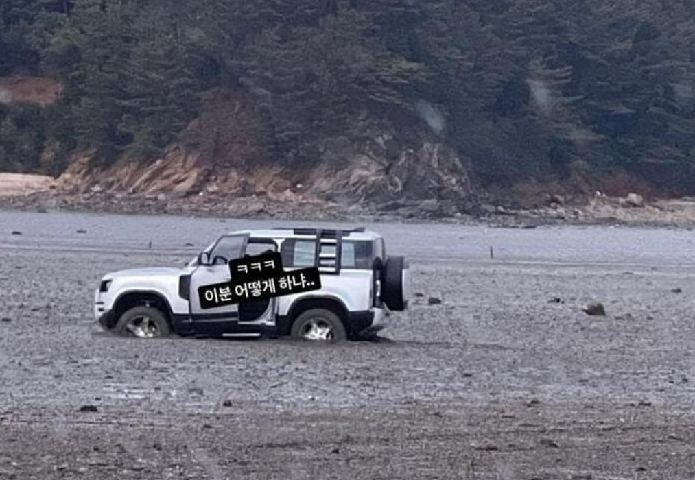 지난 15일 같은 갯벌에 빠진 랜드로버 차량. [온라인커뮤니티]