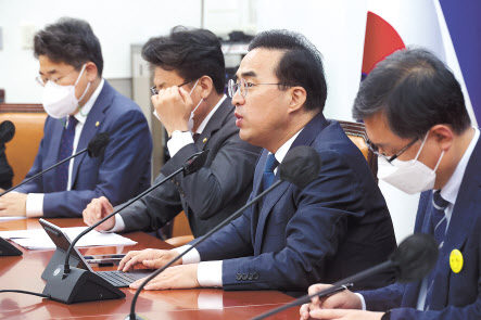 27일 더불어민주당은 7월 임시국회를 소집하겠다며 사실상 단독 원구성 수순에 들어가고, 국민의힘은 이를 “입법독주 재시작”이라며 강도높게 비판했다. 사진은 이날 국회에서 각각 열린 양당의 원내대책회의서 발언하는 권성동(위쪽) 국민의힘 원내대표와 박홍근 민주당 원내대표. 이상섭 기자