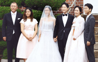 정의선(맨왼쪽) 현대차그룹 회장과 부인 정지선(오른쪽 두번째) 씨가 27일 오전 장녀 진희씨 결혼식이 열리는 서울 중구 정동교회에서 가족사진을 찍고 있다. [연합]