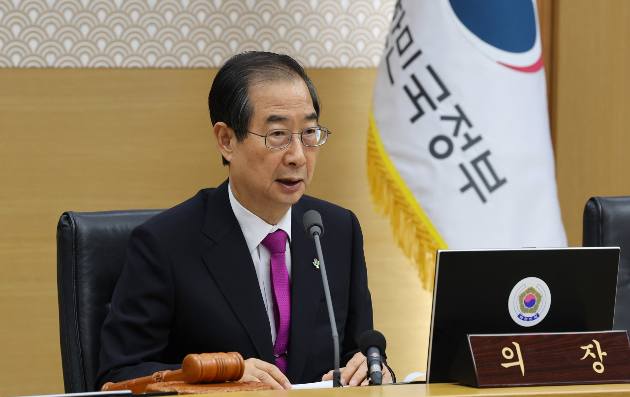 한덕수 국무총리가 28일 오전 정부세종청사에서 정부서울청사와 영상으로 연결해 열린 국무회의를 주재하고 있다.[연합]
