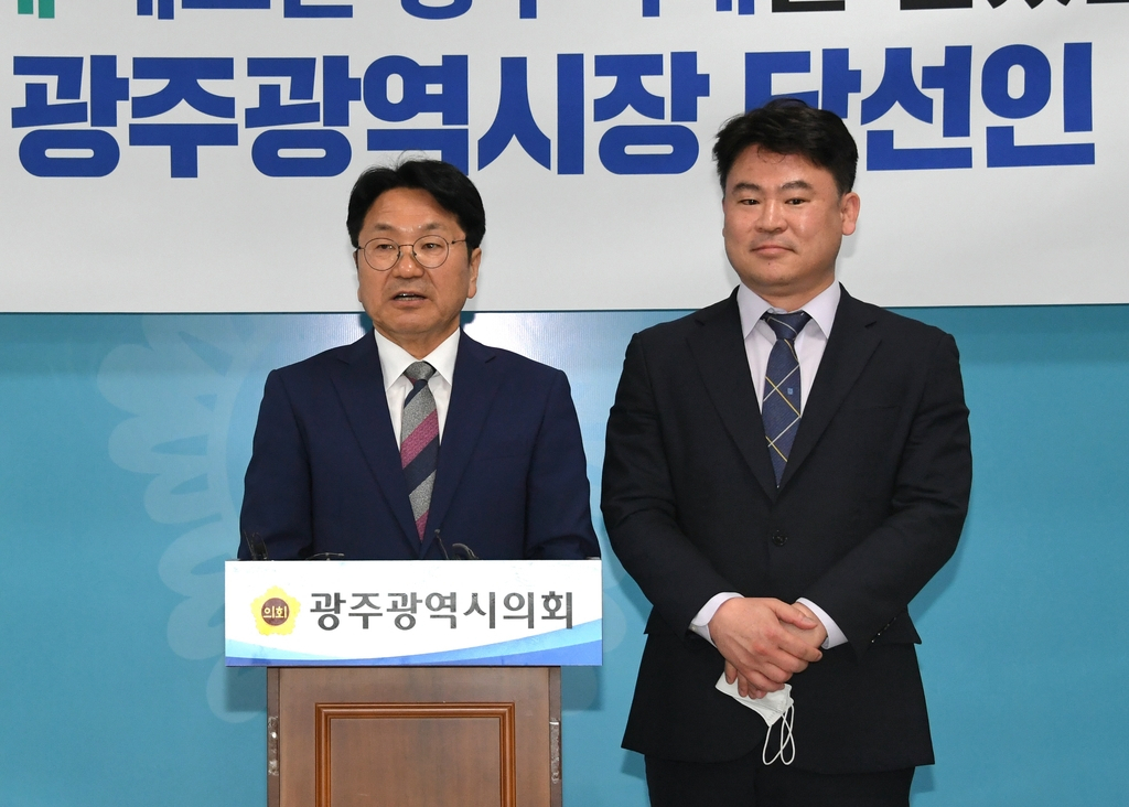 김준하 강기정 인수위원장[오른쪽]