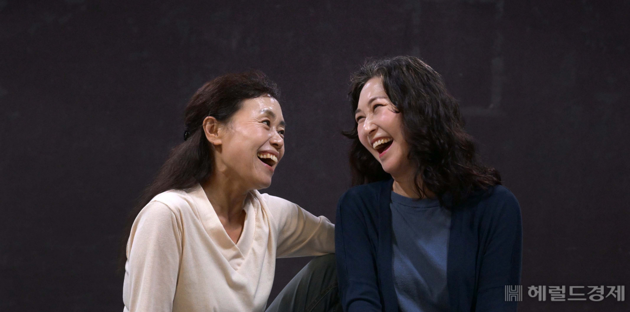 ‘애증의 관계’로 만난 시어머니와 며느리는 눈빛만 봐도 함박웃음을 짓는다. “무대 위에서 딱 맞아 떨어진 화학작용”에 “자연발생적 애드리브”가 튀어나오니, 연기로 맛보는 최고의 기쁨을 만끽한다. 배우 강애심(왼쪽)과 이경성은 “연극은 혼자 할 수 있는 일이 아니”라며 “사람 사이의 조화로움과 정이 무대를 완성한다”고 말했다. 이상섭 기자