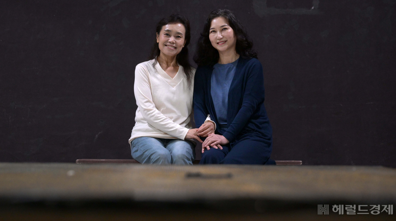 연기경력 도합 75년에도 강애심, 이경성은 지금도 “성장하고, 배운다”며, 무대에선 “선배든 후배든 함께 배우는 존재”라고 말한다. 이상섭 기자