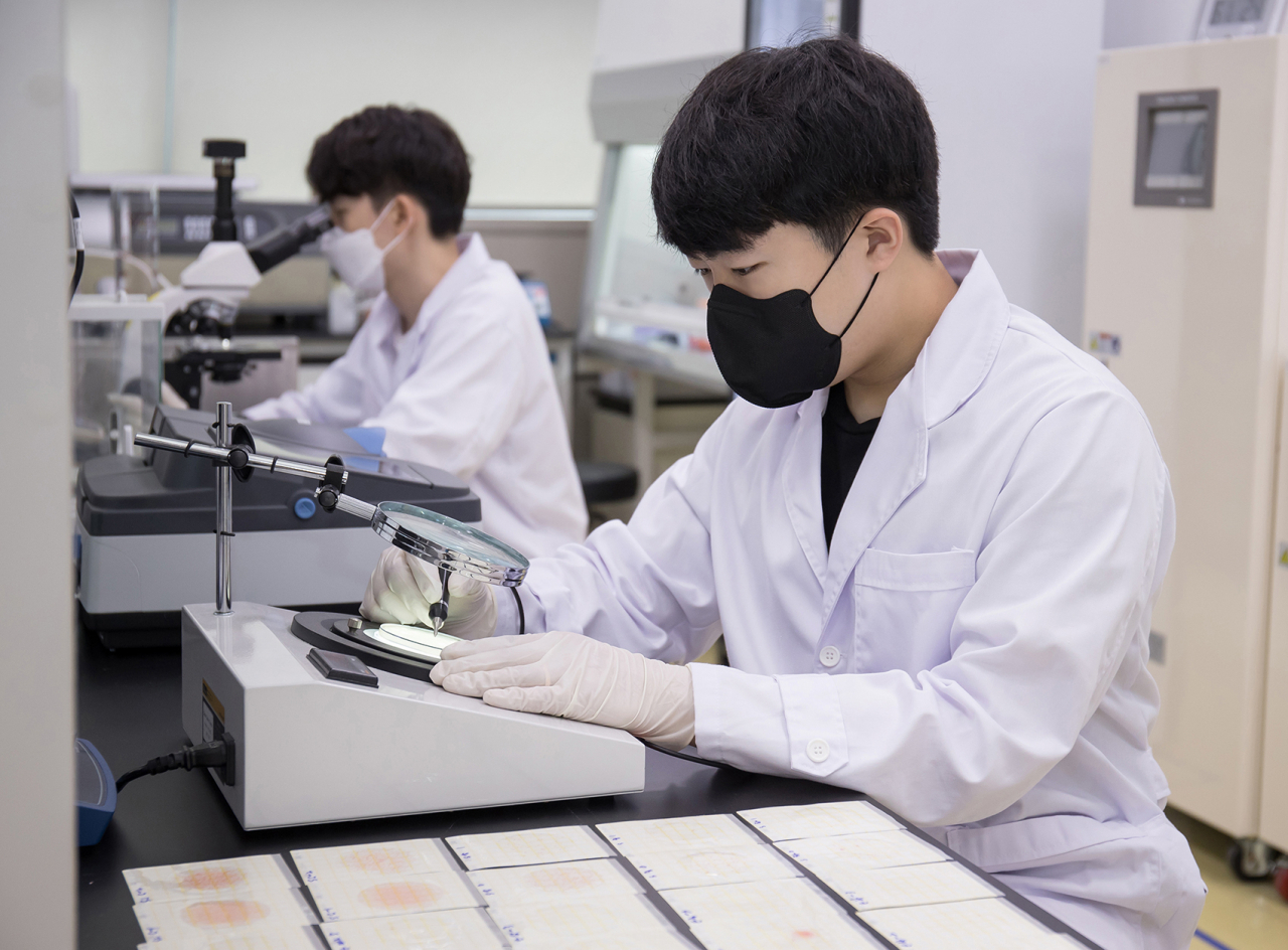 삼성전자 연구진이 에코라이프랩에서 시료를 분석하고 있다. [삼성전자 제공]