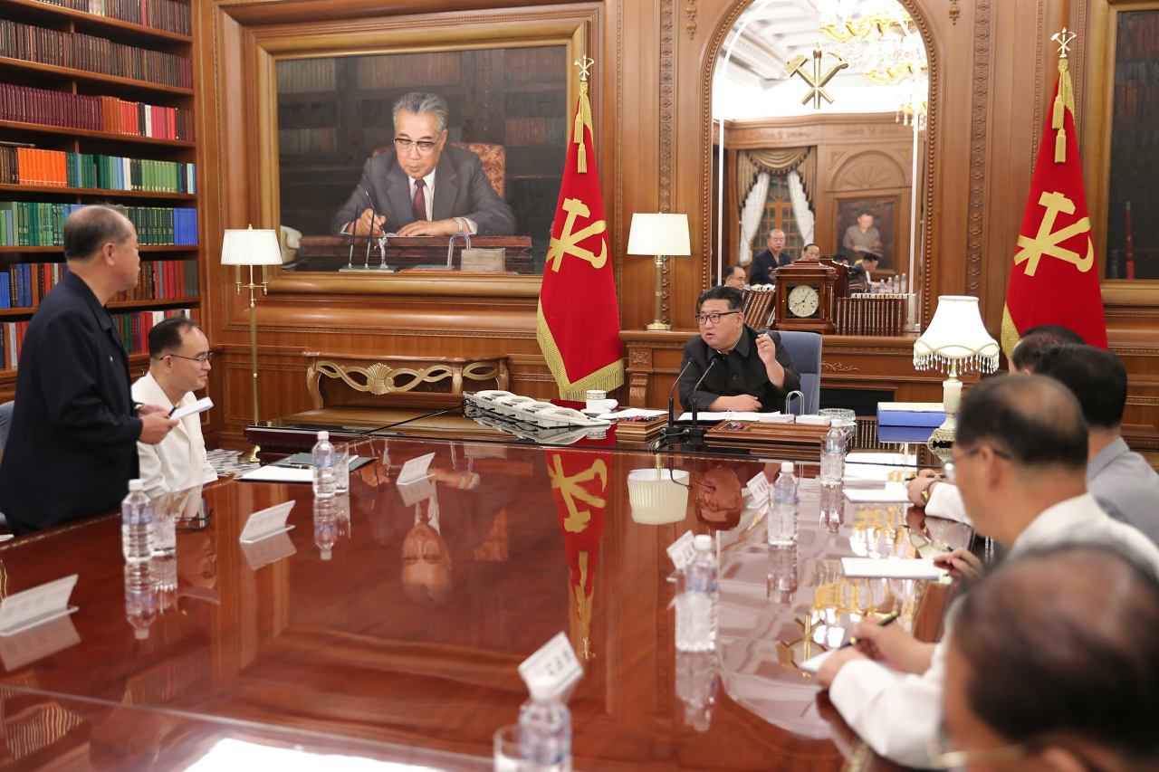 김정은 북한 국무위원장이 27일 당 중앙위원회 비서국 확대회의를 지도했다고 당 기관지 노동신문이 28일 보도했다. 김 위원장은 최근 잇달아 회의를 소집해가며 유일영도체계를 강화하고 있다. [평양 노동신문=뉴스1]