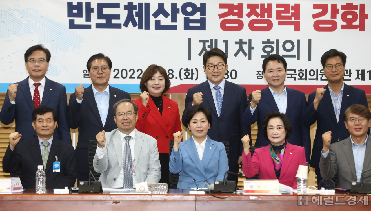 28일 오전 서울 여의도 국회 의원회관에서 열린 반도체산업 경쟁력 강화 특별위원회 제1차회의에서 권성동 국민의힘 원내대표와 양향자 반도체산업 경쟁력 강화 특별위원회 위원장을 비롯한 참석자들이 기념촬영을 하고 있다. 이상섭 기자