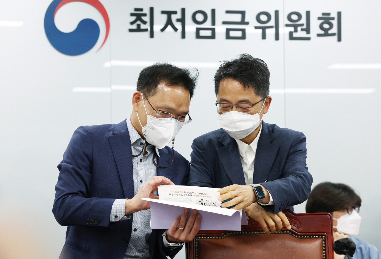 박준식 최저임금위원회 위원장이 28일 오후 세종시 정부세종청사 최저임금위원회 회의실에서 열린 제7차 전원회의에 입장해 양정열 부위원장과 자료를 살피고 있다. 연합뉴스