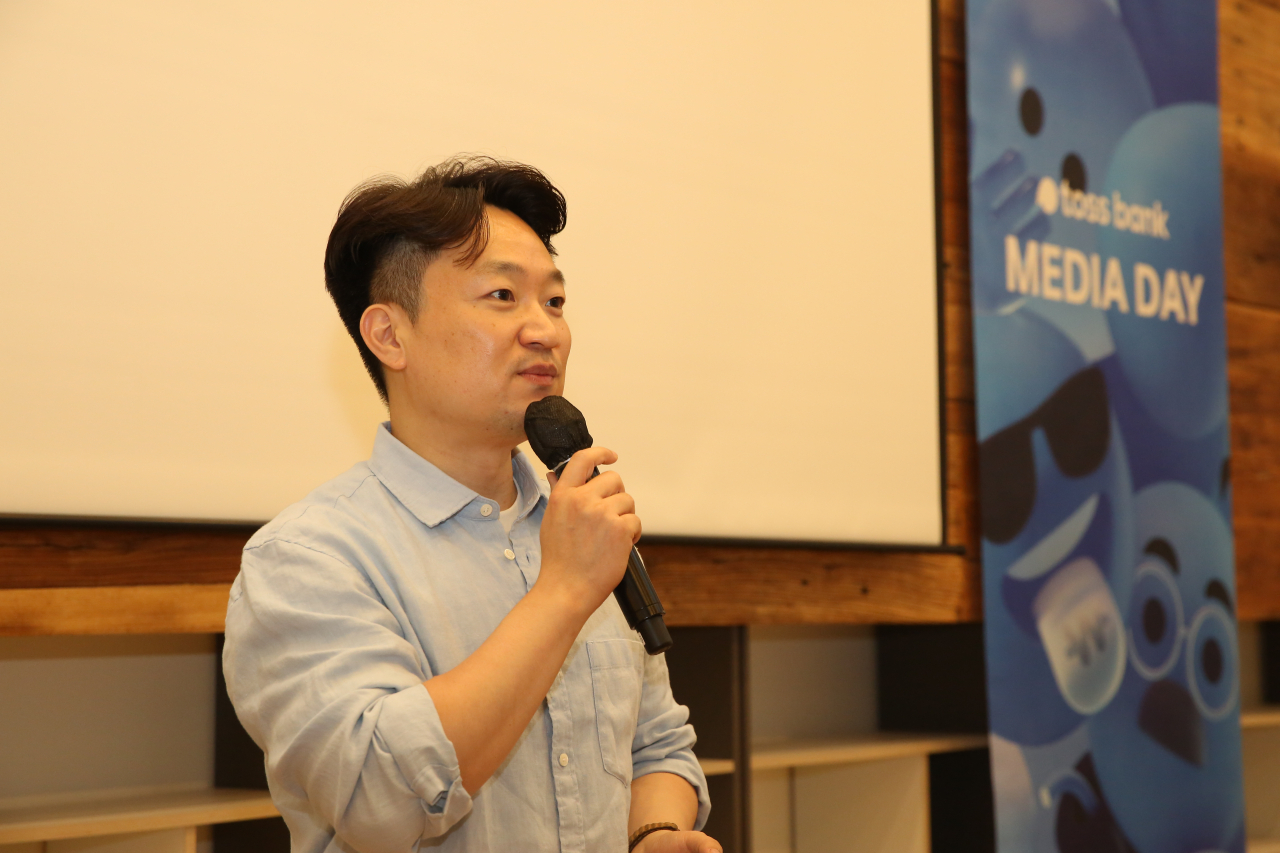 28일 서울 중구 커뮤니티하우스에서 열린 토스뱅크 미디어데이 행사에서 홍민택 토스뱅크 대표가 출범 후 성과를 리뷰하고 하반기 주요 상품에 대해 발표하고 있다