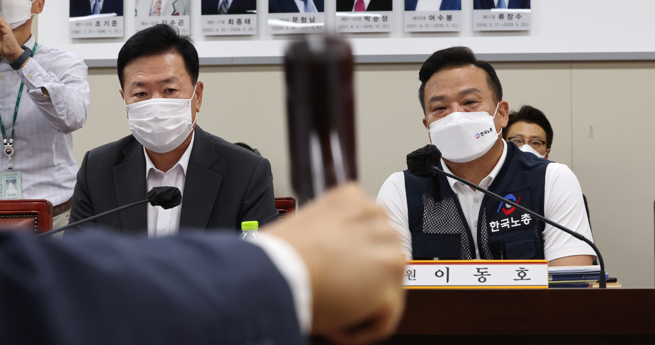 28일 오후 세종시 정부세종청사 최저임금위원회 회의실에서 열린 제7차 전원회의에서 사용자위원인 류기정 한국경영자총협회 전무(왼쪽)와 근로자위원인 이동호 한국노총 사무총장이 박준식 위원장의 개의를 바라보고 있다. 연합뉴스