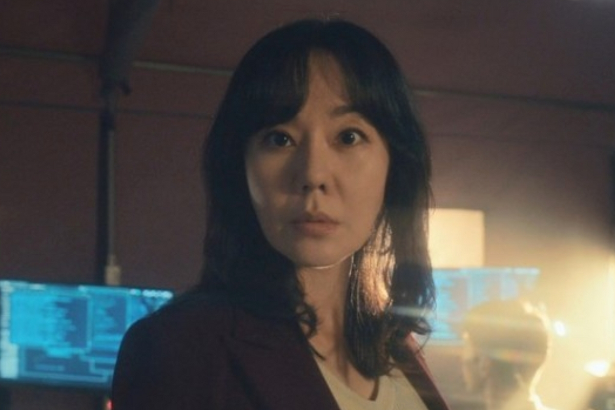 지난 24일 넷플릭스 야심작 '한국판 종이의 집'이 공개됐다. 그러나 주요 비평 사이트 평점은 5점대로, 넷플릭스 인기 한국 콘텐츠 중 역대 최악의 평점을 기록했다. 사진은 ‘종이의 집: 공동경제구역’에서 선우진 역을 맡은 배우 김윤진. [넷플릭스 갈무리]