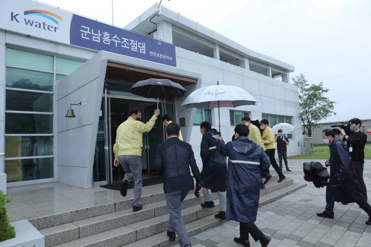 권영세 통일부 장관은 한반도가 본격적인 장마에 접어든 28일 군남댐 등 경기도 연천군 임진강 수해방지 관련 시설을 둘러보고 북한이 황강댐을 방류할 때는 사전통보해야 한다고 촉구했다. [통일부 제공]