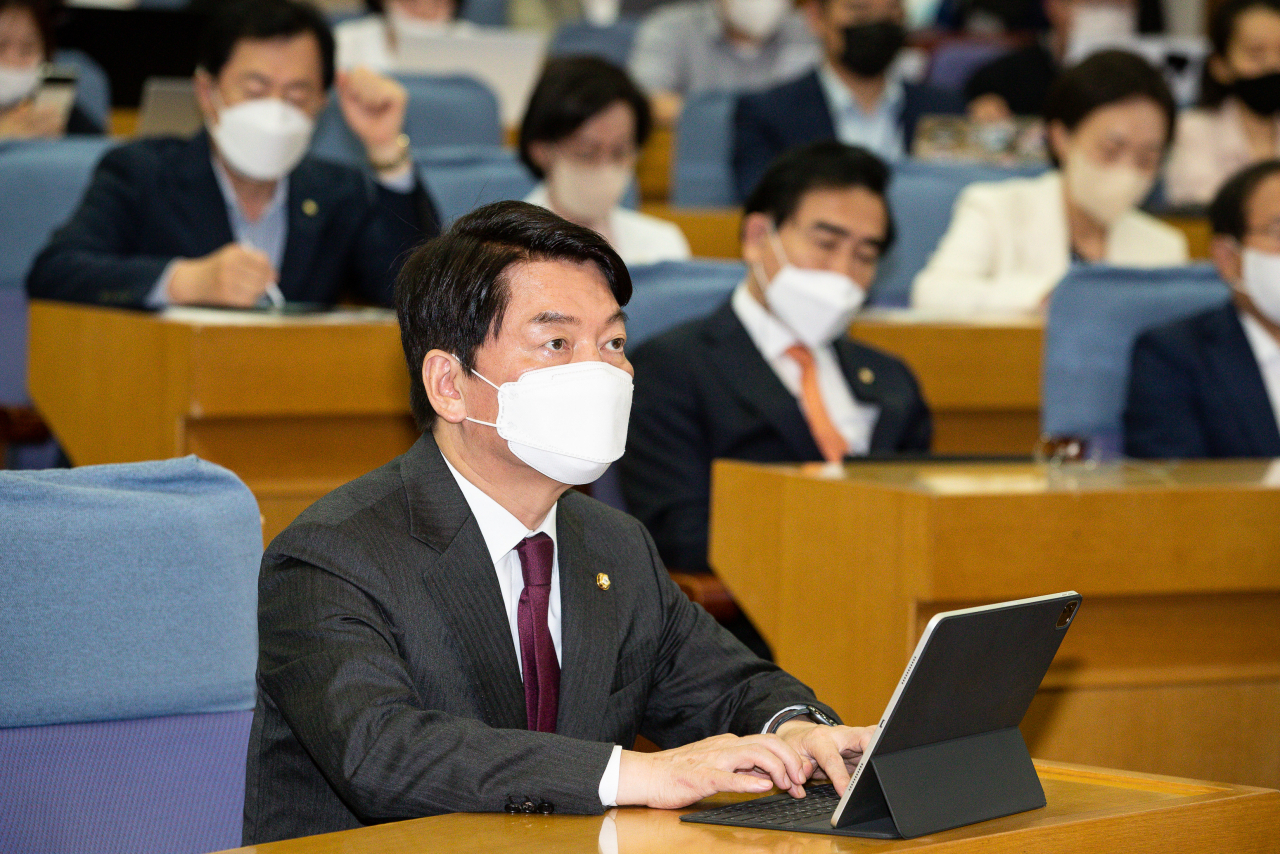 안철수 국민의힘 의원이 지난 27일 서울 여의도 국회 의원회관에서 열린 당내 의원모임인 '대한민국 미래혁신포럼'에 참석해 테블릿PC로 메모하고 있다. [연합]