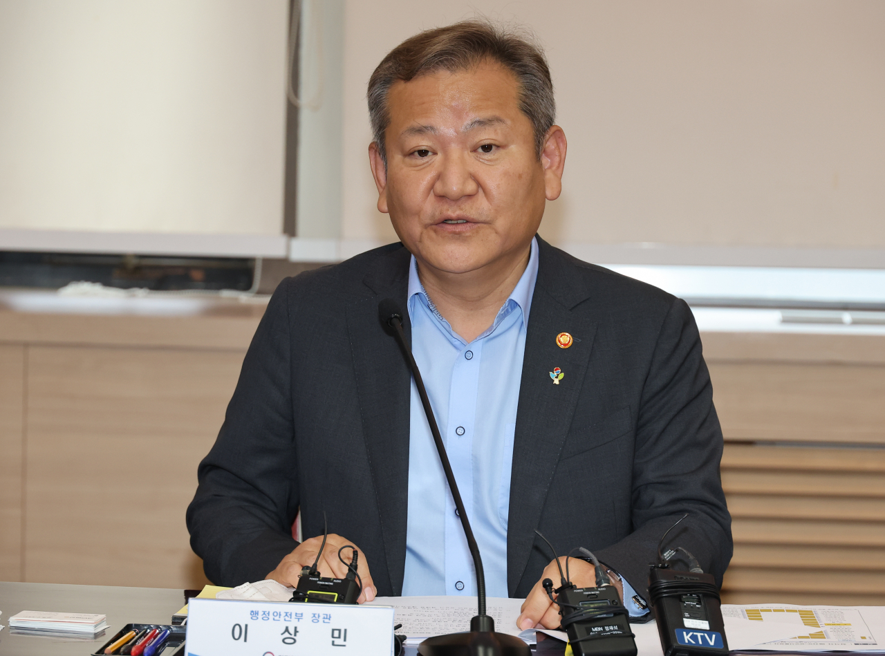 이상민 행안부 장관이 28일 정부서울청사에서 출입기자 간담회를 하며 질문에 답하고 있다. [연합]