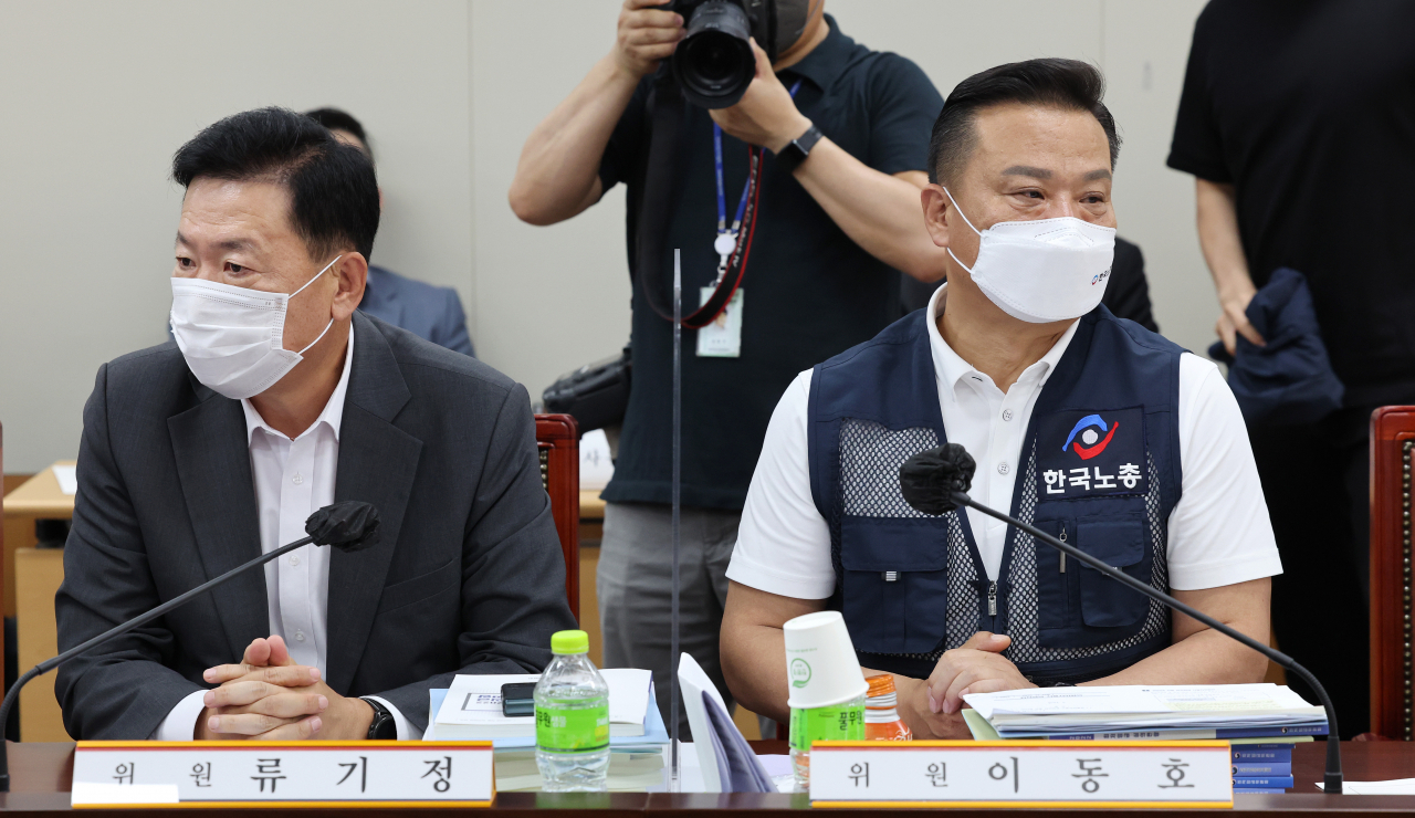 28일 오후 세종시 정부세종청사 최저임금위원회 회의실에서 열린 제7차 전원회의에서 사용자위원인 류기정 한국경영자총협회 전무(왼쪽)와 근로자위원인 이동호 한국노총 사무총장이 자리해 서로 다른 곳을 바라보고 있다. [연합]