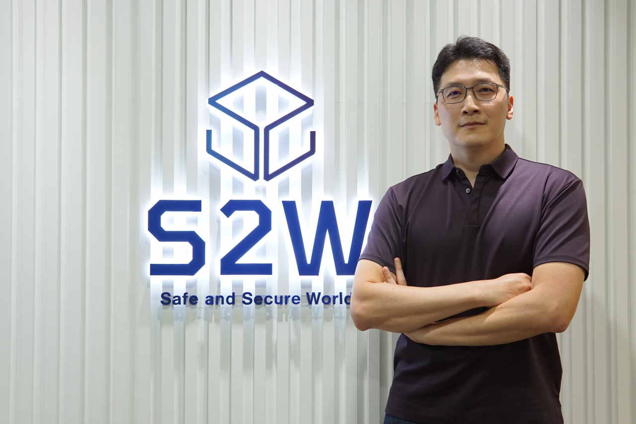서상덕 S2W 대표가 경기도 판교사옥 입구에서 향후 DI, VI 분야 사업계획을 소개하고 있다. [도현정 기자]
