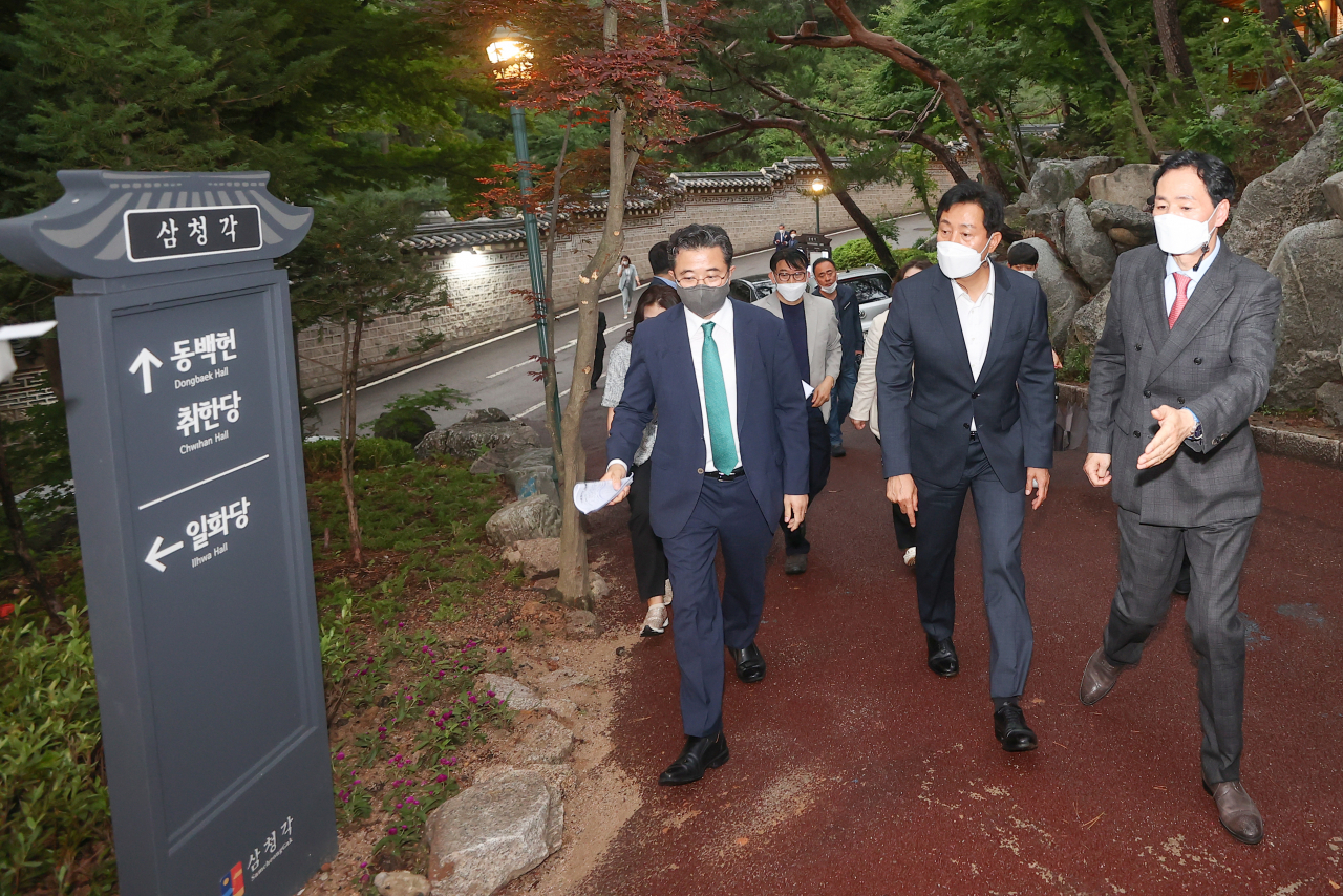 27일 오후 서울 성북구 삼청각에서 열린 삼청각 개관식에서 오세훈 서울시장이 삼청각을 둘러보고 있다. [연합]