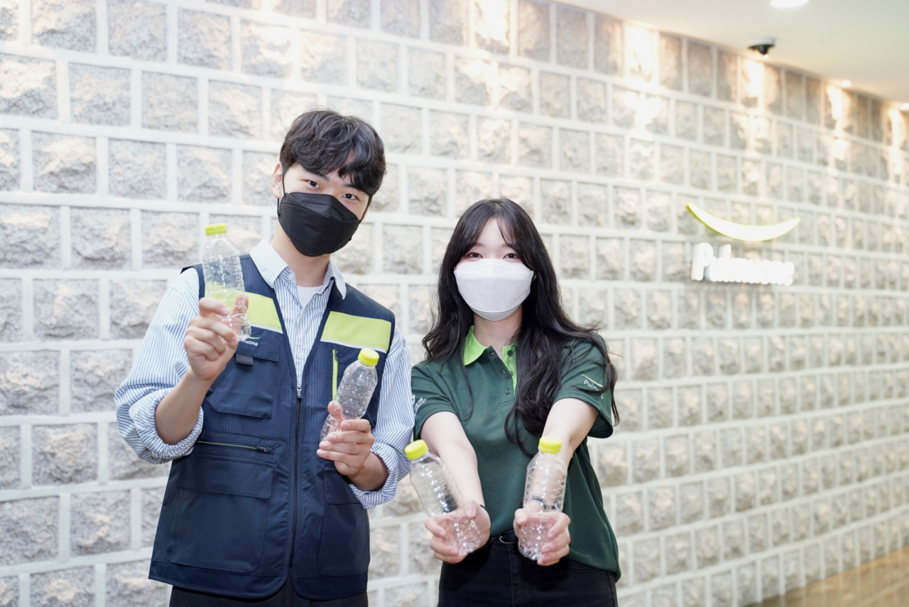 풀무원식품이 버려진 페트병을 업사이클링해 만든 친환경 유니폼 5400여 벌을 전국 대형마트 현장 근무자들과 풀무원식품 가맹점 근무자 약 4000여 명에게 근무복으로 지급했다. [풀무원 제공]