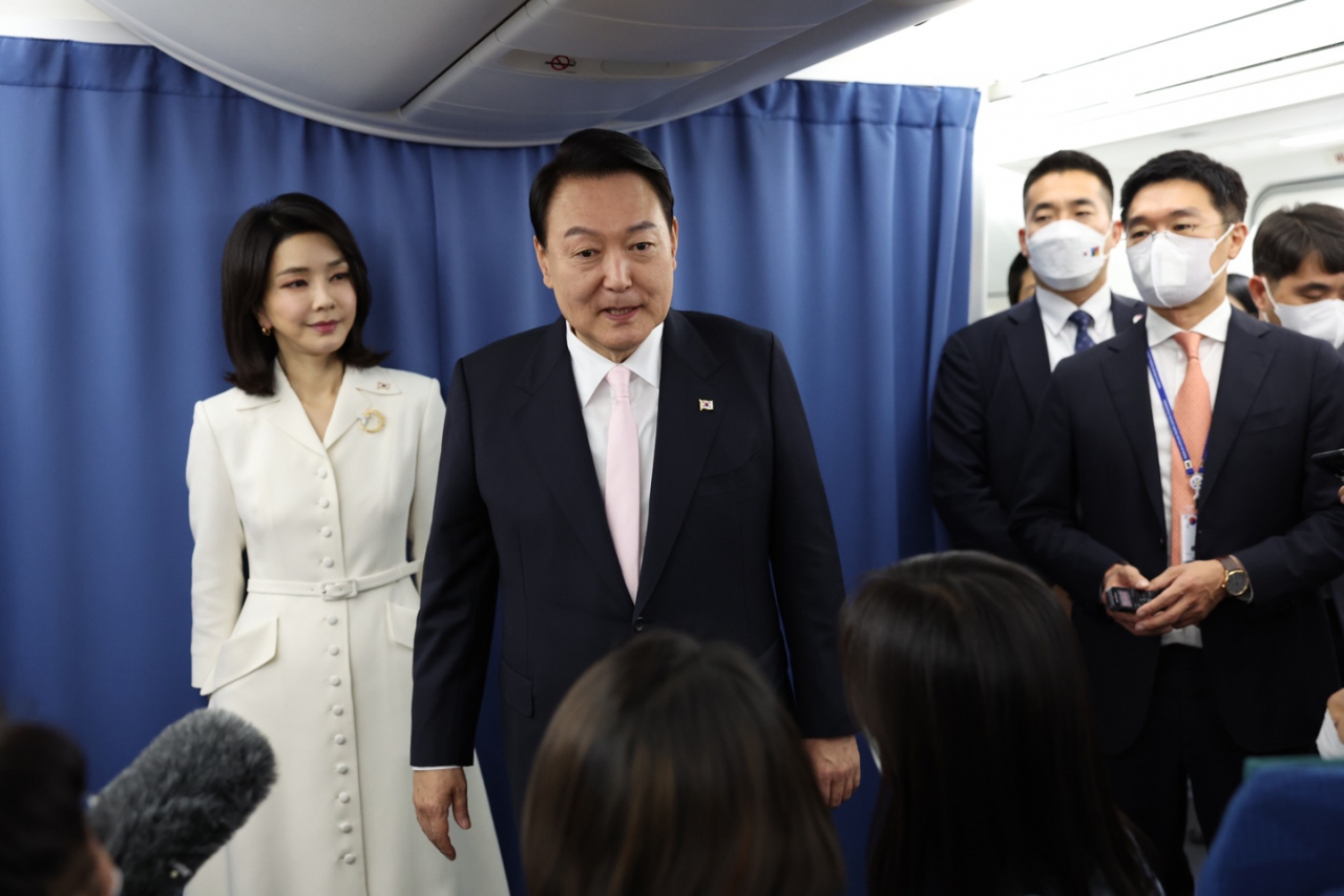 윤석열 대통령이 27일(현지시간) 북대서양조약기구(나토) 정상회의 참석을 위해 김건희 여사와 함께 공군 1호기에 탑승,기자들과 대화하고 있다. [연합]