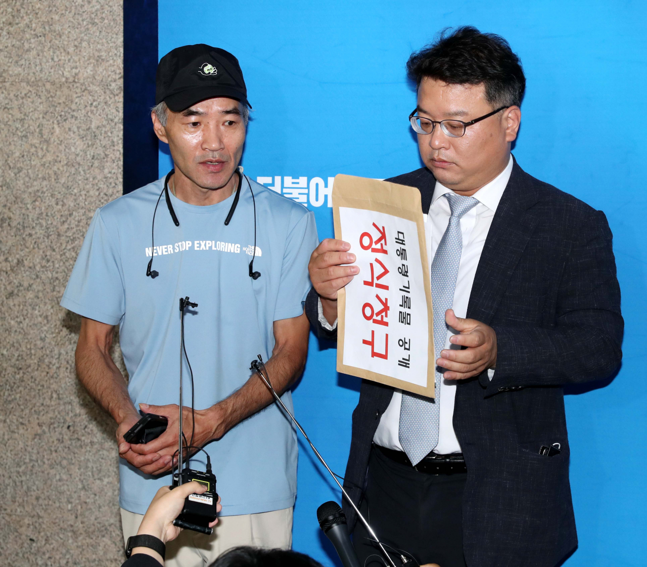 2020년 서해상에서 북한군에 사살된 해양수산부 공무원 이대준씨의 형 이래진 씨(왼쪽)와 유족의 법률대리인 김기윤 변호사가 27일 오전 더불어민주당 우상호 비대위원장을 만나기 전 더불어민주당 당대표실 앞에서 기자들에게 사건 내용을 설명하고있다. 이상섭 기자