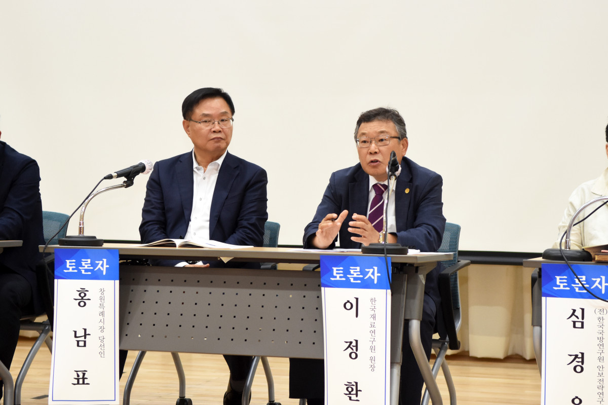 ‘창원 첨단 방위산업 육성을 위한 간담회’에서 이정환 한국재료연구원 원장이 토론하고 있는 모습.[한국재료연구원 제공]