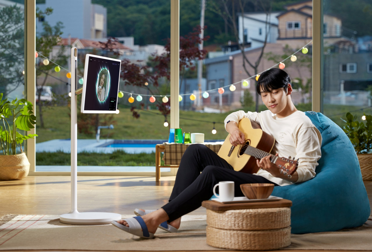 모델이 LG 스탠바이미로 음악을 감상하고 있다.[LG전자 제공]