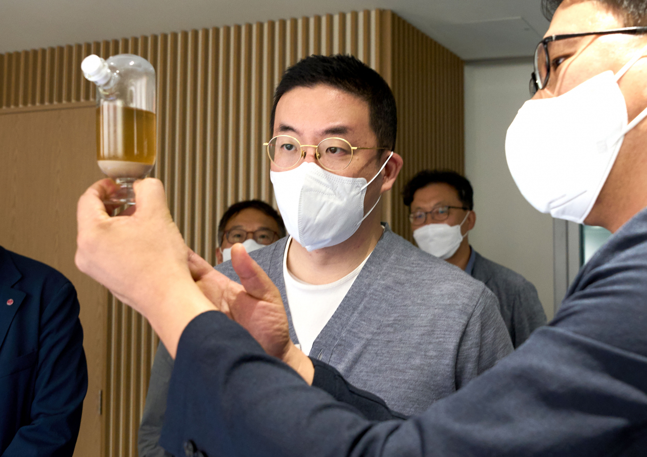 서울 마곡 LG사이언스파크에서 (주)LG 구광모 대표가 친환경 바이오 원료에 대한 설명을 듣고 있다 [LG 제공]