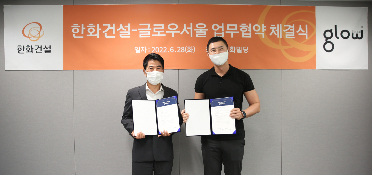 한화건설 김만겸 부사장(좌측)과 유정수 글로우서울 대표(우측)가 복합개발 역량 강화를 위한 전략적 업무협약(MOU)를 체결하고 기념촬영을 하고 있다. [한화건설]