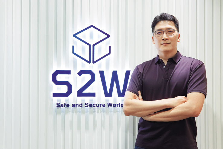 서상덕 S2W 대표가 경기도 판교사옥 입구에서 향후 DI, VI 분야 사업계획을 소개하고 있다. 도현정 기자