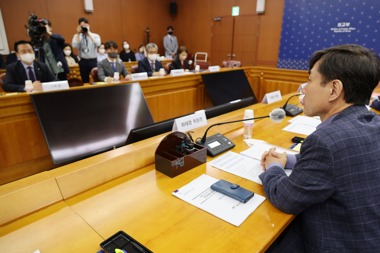 국민의힘 '해수부 공무원 피격사건 진상조사 테스크포스(TF)' 단장인 하태경 의원이 29일 오전 서울시 종로구 도렴동 외교부를 방문해 조현동 외교부 1차관과 간담회를 하고 있다. [연합]