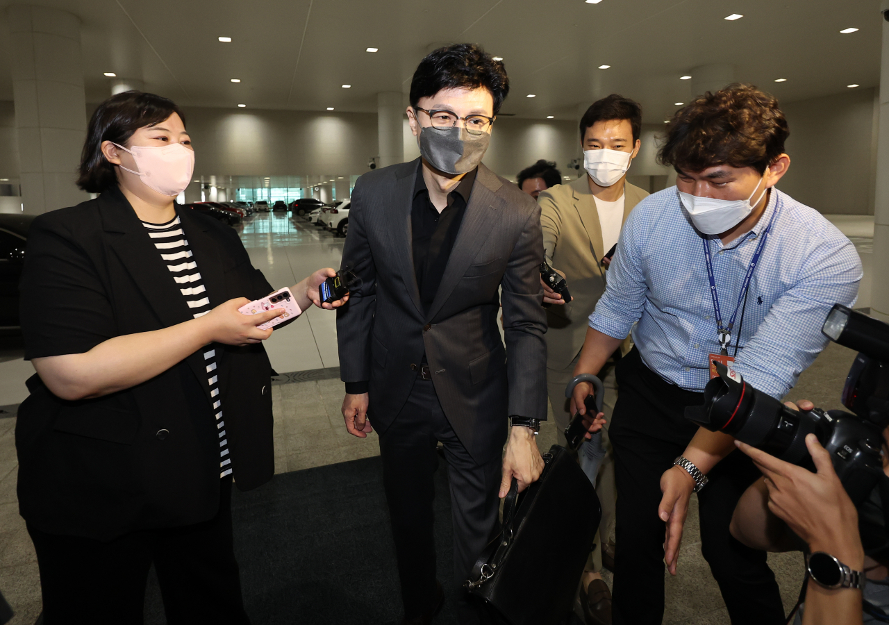 Justice Minister Han Dong-hoon arrives at Incheon International Airport on Wednesday, to depart to the United States for a nine-day visit. (Yonhap)